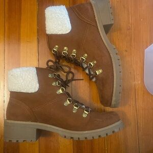 St. John’s Bay winter boots with fur Women’s 10 like-new